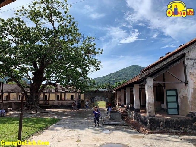 di-du-lich-con-dao-vieng-nghia-trang-hang-duong-3