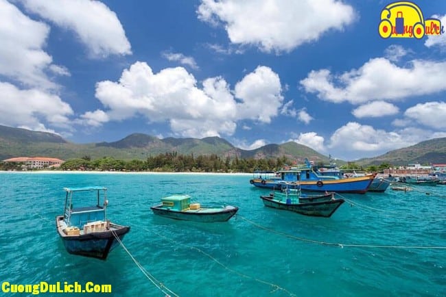 Guide to Traveling to Con Dao - Visiting Hang Duong Cemetery