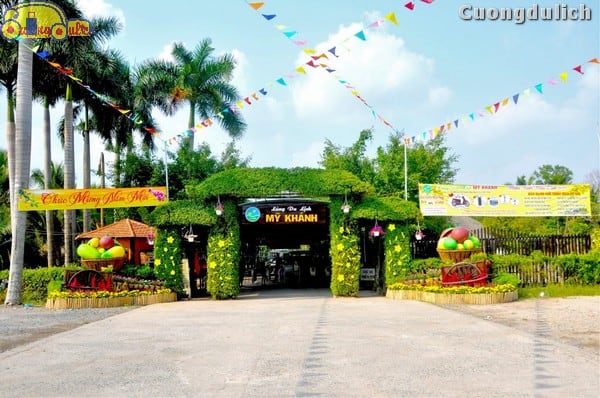 Guided tour of My Khanh tourist village