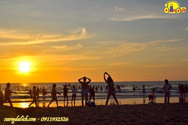 Pocketing the experience of traveling to My Khe Beach in Da Nang